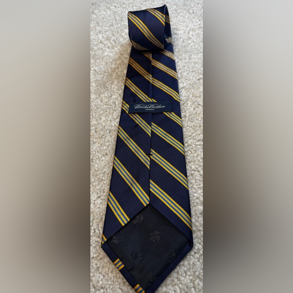 Brooks Brothers 346 classic pure silk tie.Blue and Gold Striped